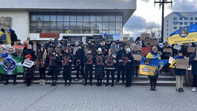 В Івано-Франківську провели акцію на підтримку полонених оборонців Маріуполя В Івано-Франківську провели акцію на підтримку полонених оборонців Маріуполя