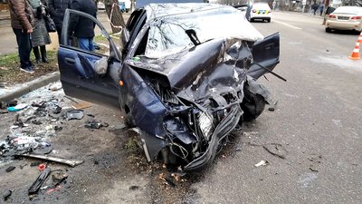 Слідчі затримали водія Lexus та оголосили йому про підозру у скоєнні ДТП, внаслідок якого двоє людей загинули