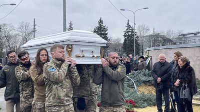 "Ми пам'ятатимемо, відплата буде". У Харкові попрощалися з бойовою медикинею Владиславою Черних "Ми пам'ятатимемо, відплата буде". У Харкові попрощалися з бойовою медикинею Владиславою Черних