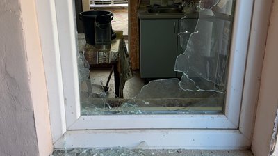 "Було дуже гучно, багато диму. Почули, як на дах падають уламки та б'ється скло". Херсонці розповіли про обстріл РФ "Було дуже гучно, багато диму. Почули, як на дах падають уламки та б'ється скло". Херсонці розповіли про обстріл РФ