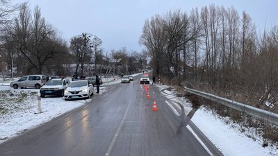 На Рівненщині водій збив чотирьох людей на узбіччі. Серед травмованих — дитина На Рівненщині водій збив чотирьох людей на узбіччі. Серед травмованих — дитина