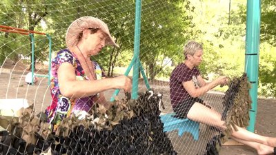 Внесок у перемогу. Жителі Вознесенська, що на Миколаївщині, плетуть маскувальні сітки