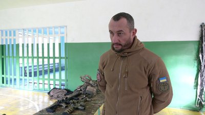 У Рівному школярів вчили як безпечно поводитися зі зброєю