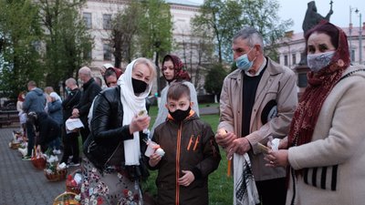 Як у Чернівцях освячували великодні кошики