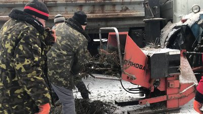 Комунальники подрібнюють зрізані дерева Комунальники подрібнюють зрізані дерева