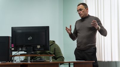 "Аеророзвідка врятувала не одне життя". У Дніпрі військових навчають керувати безпілотниками "Аеророзвідка врятувала не одне життя". У Дніпрі військових навчають керувати безпілотниками