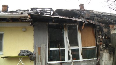 Погорільці п'ятиквартирного будинку у Житомирі самотужки ліквідовують наслідки пожежі