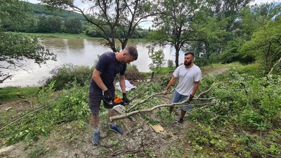 На Тернопільщині волонтери відновлюють пляж на Дністрі На Тернопільщині волонтери відновлюють пляж на Дністрі
