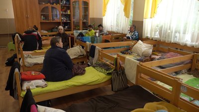Історії вимушених переселенців, які понад місяць живуть у дитсадочку в Ужгородському районі