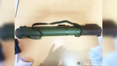 Гранатомет, який вилучили поліцейські у 44-річного чоловіка у Прилуцькому районі на Чернігівщині, якого підозрюють у торгівлі зброєю Гранатомет, який вилучили поліцейські у 44-річного чоловіка у Прилуцькому районі на Чернігівщині, якого підозрюють у торгівлі зброєю