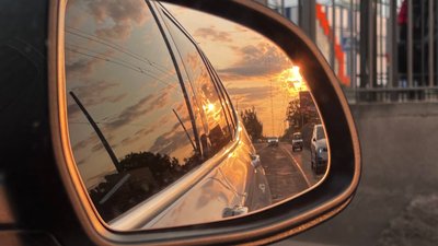 Відображення бокового дзеркала автівки 