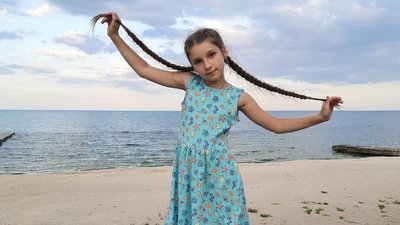 Дівчинка з Одещини обрізала волосся, щоб допомогти ЗСУ Дівчинка з Одещини обрізала волосся, щоб допомогти ЗСУ