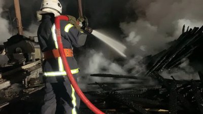 У Шостці на Сумщині вночі гасили пожежу на підприємстві з сушіння пиломатеріалів У Шостці на Сумщині вночі гасили пожежу на підприємстві з сушіння пиломатеріалів