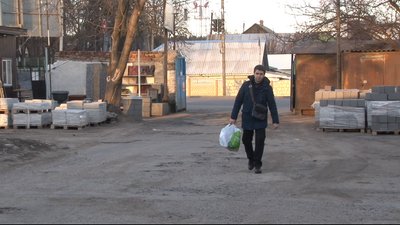 Черкаський волонтер готує передачу на Схід України