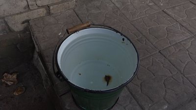 15 відер води родині вистачає днів на п’ять днів. 15 відер води родині вистачає днів на п’ять днів.