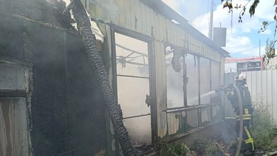 обстріли, Дніпропетровщина, рятувальник гасить пожежу
