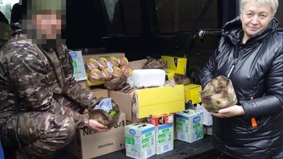 Наталія Беренда разом з волонтерами возить харчові продукти на звільнені території Наталія Беренда разом з волонтерами возить харчові продукти на звільнені території