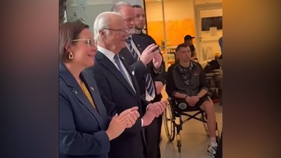 Король Швеції Карл XVI Густав аплодує українському військовому