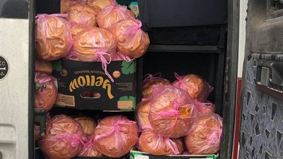 Паски безкоштовно роздавали в ПЦУ на вулиці Станційна в Ужгороді
