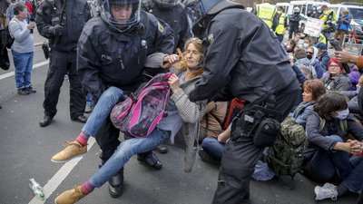 У Німеччині мітинг проти локдауну закінчився сутичками з поліцією, є затримані