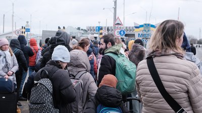 Їхав з сином закордон. На Буковині чоловіка підозрюють у підробці рішення суду про позбавлення дружини батьківських прав