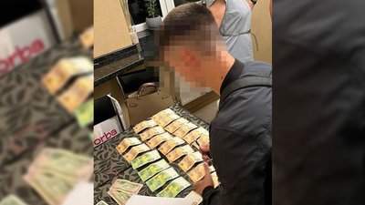 Трьох львівських митників підозрюють у хабарництві Трьох львівських митників підозрюють у хабарництві