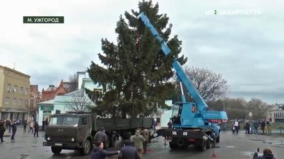 Новорічну ялинку встановили в Ужгороді Новорічну ялинку встановили в Ужгороді