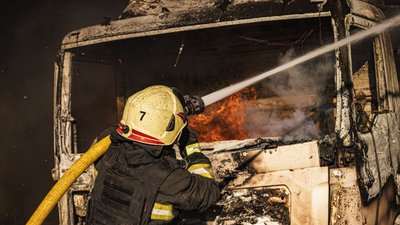 Рятувальник гасить пожежу