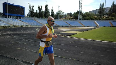 64-річний спортсмен Олег Гіллякін. Цього разу він долучився до забігу вдесяте після початку повномасштабної війни, подолавши 42 кілометри 195 метрів. Учасники марафону робилиблагодійні внески, середній розмір яких складає 700 гривень 64-річний спортсмен Олег Гіллякін. Цього разу він долучився до забігу вдесяте після початку повномасштабної війни, подолавши 42 кілометри 195 метрів. Учасники марафону робилиблагодійні внески, середній розмір яких складає 700 гривень