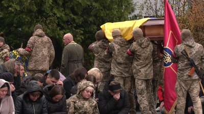 Загиблого воїна містяни проводжали навколішках, 8 листопада 2023, Хмельницький Загиблого воїна містяни проводжали навколішках, 8 листопада 2023, Хмельницький