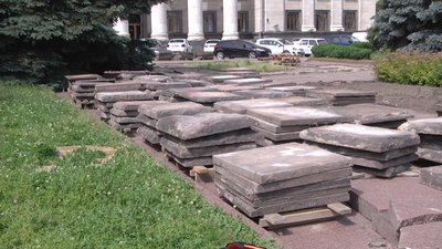 У Житомирі в центрі міста демонтували постамент, де стояв пам'ятник Леніну У Житомирі в центрі міста демонтували постамент, де стояв пам'ятник Леніну