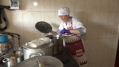Кухарка готує обід