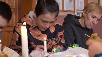 У селі на Черкащині для переселенців проводять безплатні майстер-класи з писанкарства У селі на Черкащині для переселенців проводять безплатні майстер-класи з писанкарства