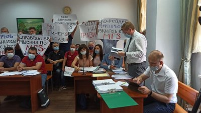 Під Миколаївським апеляційним судом зібралися люди.Чого вимагають Під Миколаївським апеляційним судом зібралися люди.Чого вимагають