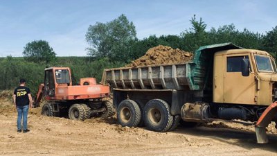 У Галицькій громаді на Прикарпатті поліцейські затримали двох чоловіків, які незаконно видобували глину