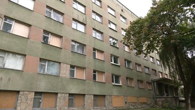 У гуртожитках Львівської політехніки досі не встановили вікна після ракетного удару: як живуть студенти