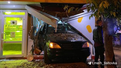 У Харкові п’яний водій в’їхав у пивний кіоск У Харкові п’яний водій в’їхав у пивний кіоск