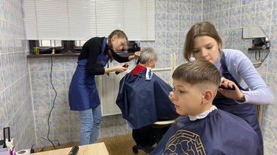 Для пенсіонерів, багатодітних родин та переселенців: як працює соціальна перукарня у Вінниці Для пенсіонерів, багатодітних родин та переселенців: як працює соціальна перукарня у Вінниці