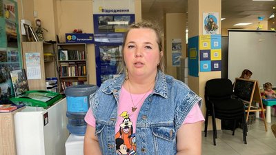 Жінка в центрі "Я-Маріуполь"
