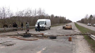 Місцеві поховали вітчима біля дороги і поклали поруч номерний знак: обстріл біля Нового Білоуса Місцеві поховали вітчима біля дороги і поклали поруч номерний знак: обстріл біля Нового Білоуса