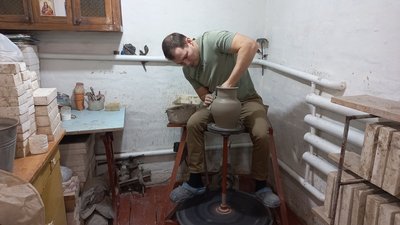 На Полтавщині гончар Анатолій Шкурпела виготовляє амфори, які вміщують тонну вина На Полтавщині гончар Анатолій Шкурпела виготовляє амфори, які вміщують тонну вина