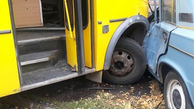 У Кропивницькому легковий автомобіль зіштовхнувся з маршруткою У Кропивницькому легковий автомобіль зіштовхнувся з маршруткою