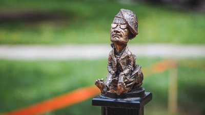 В Ужгороді відкрили нову мініскульптуру відомого закарпатця Ласло Боді В Ужгороді відкрили нову мініскульптуру відомого закарпатця Ласло Боді