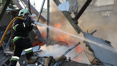 У Харкові від російського удару 19 серпня спалахнуло підприємство У Харкові від російського удару 19 серпня спалахнуло підприємство