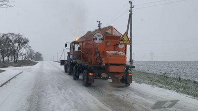 На Київщині розчищають дороги після снігопаду. Працює 135 одиниць техніки