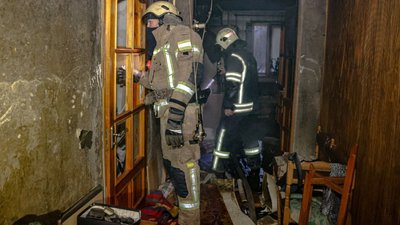 Рятувальники в квартирі 16-поверхівки в Харкові, де сталася пожежа