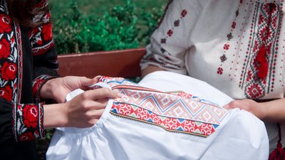В Одесі спільними силами мешканців створили два вишиті сорочки до Дня вишиванки В Одесі спільними силами мешканців створили два вишиті сорочки до Дня вишиванки