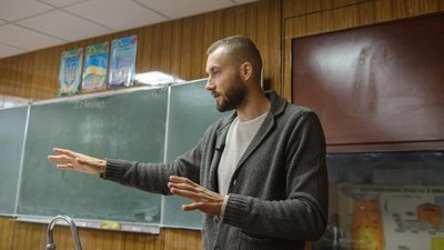 "Білочки і зайчики за вас це не приберуть": як екоактивіст розповідає про екологію школярам Харкова "Білочки і зайчики за вас це не приберуть": як екоактивіст розповідає про екологію школярам Харкова