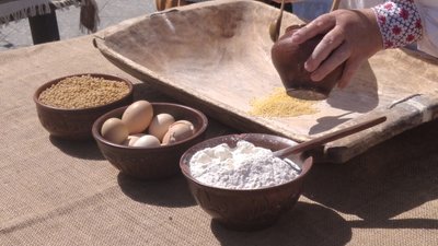 Нематеріальна спадщина України: у Житомирі навчали готувати старовинну обрядову страву крупки та збирали гроші для ЗСУ Нематеріальна спадщина України: у Житомирі навчали готувати старовинну обрядову страву крупки та збирали гроші для ЗСУ