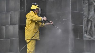На меморіальному комплексі в Луцькому вимили обеліск і стіну з горельєфом